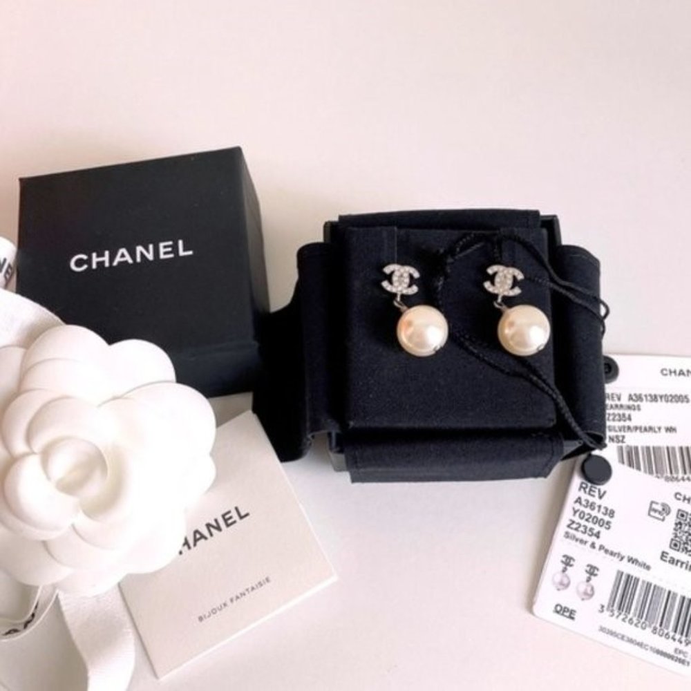 STUNNING AUTHENTIC CHANEL Pearl CC Drop Earrings
